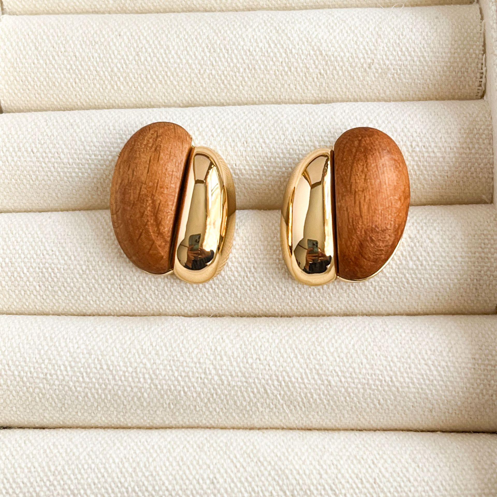 

Gold Silk Wood Color Stud Earrings - Retro Niche Fashion, Versatile Design, Light Luxury, Elegant Women s Jewelry