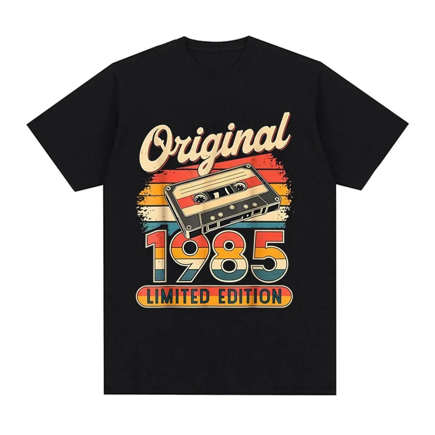 

40th Birthday Man Woman 40 Years Decoration 1985 Gift Funny T-Shirt Retro Style Tape Cassette Graphic Outfit Saying Tee Shirt S чёрный