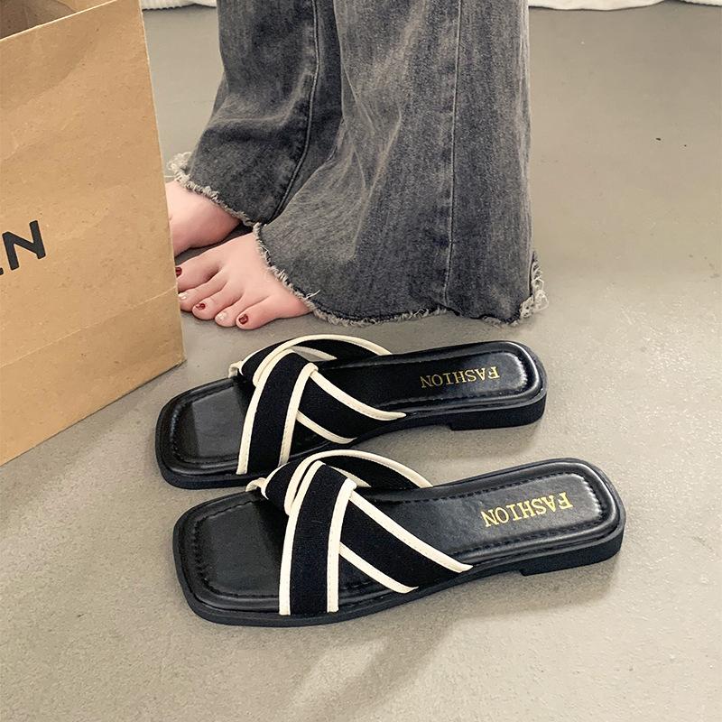 French high-end flat-bottomed cool slippers for women's summer wear Xiaoxiangfeng 2025 new Internet celebrity going out beach shoes