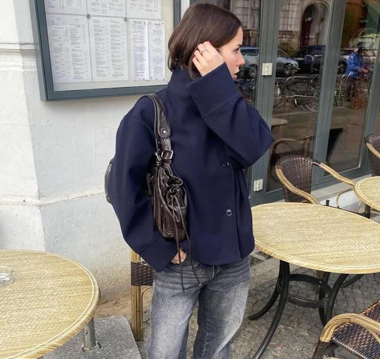 

Елегантне жіноче вовняне пальто з коротким коміром-стійкою Medium темно-синього кольору