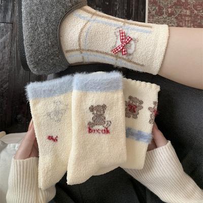 Dicke und warme Socken für Herbst und Winter, Damen karierte Schleife Cartoon-Bär Plüschsocken