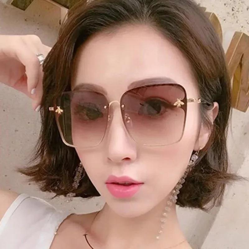 Fashion  Gold Bee Square Sunglasses Women Retro Oversized Glasses Men Shades Metal Frame Ladies Sunglasses Zonnebril Dames
