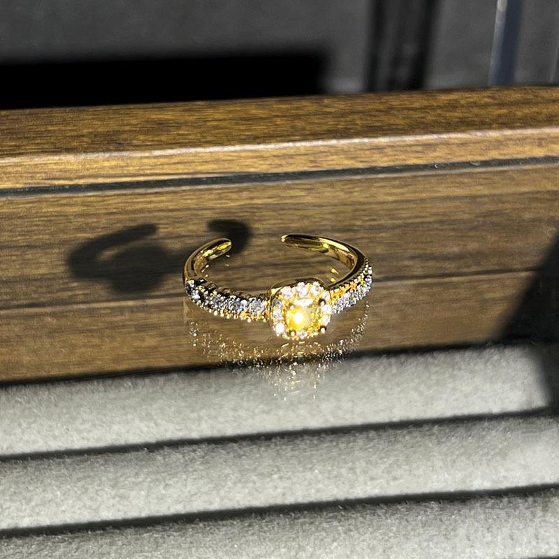 Elegant and fashionable stacking yellow diamonds, gold bright diamonds, personalized opening rings, women's light luxury niche design,