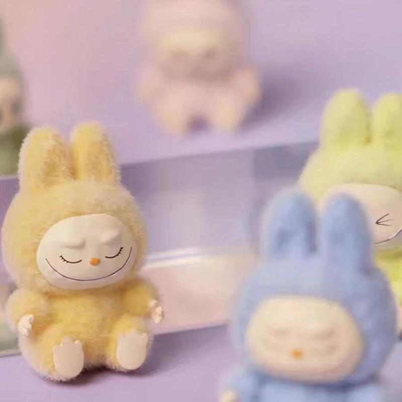 1 Stück Mini Labubu Sitzende Haltung Puppe Actionfigur Modell Desktop Ornament