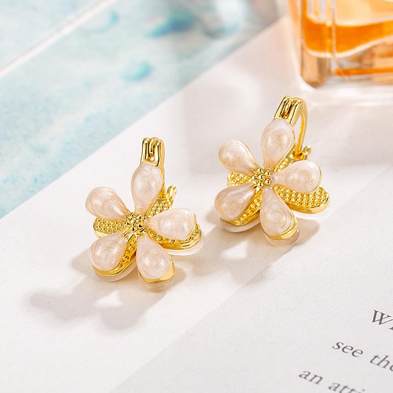 Double-Sided Glazed Cat's Eye Flower Earrings - Niche Design, High-End Autumn/Winter Ear Studs, Light Luxury for Women.