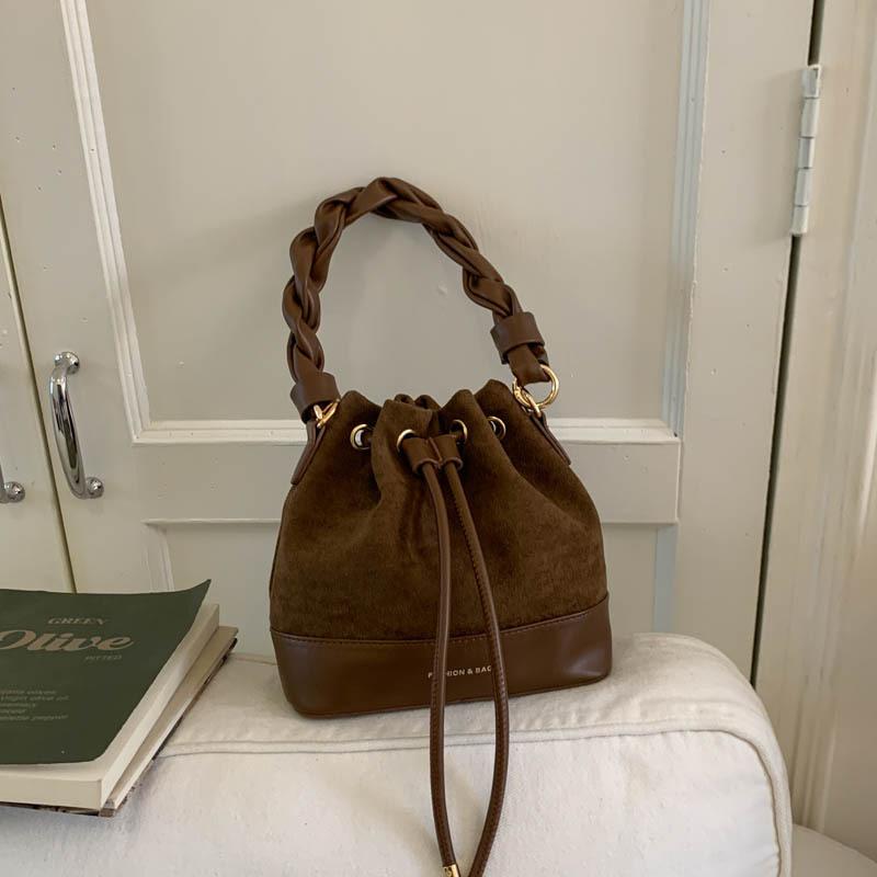 Fashion contrasting handbag women's 2025 new Korean version ins retro bucket bag super hot shoulder crossbody bag