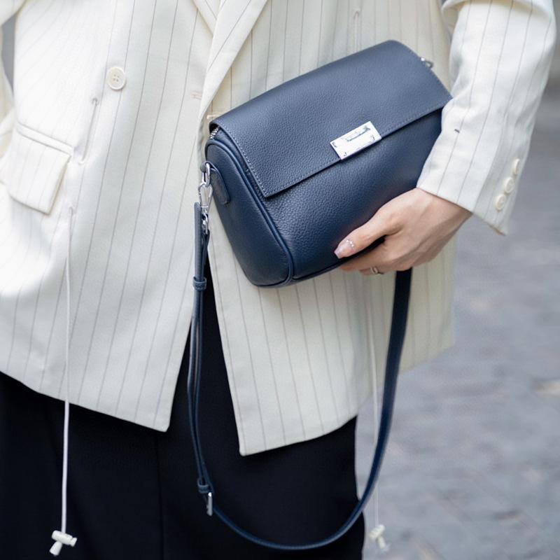 

Сумка Сумка подмышкой Женская мода ретро сумка через плечо Высококачественная текстура Niche одно плечо кожаная женская сумка осень 24*10*17CM