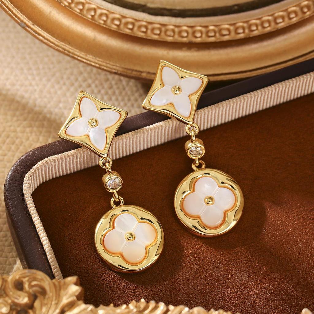 New High-End Mother-of-Pearl Four-Leaf Clover Geometric Earrings, Copper Plated with Real Gold