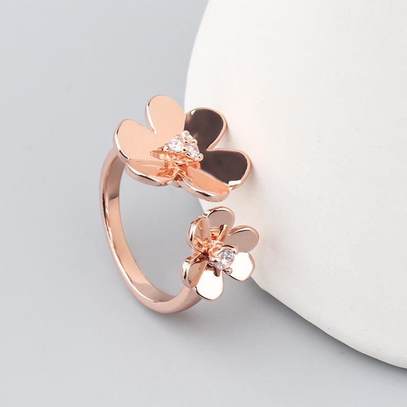 

Fashion Creative Three-leaf Flower Bracelet Personalized Versatile Gold-plated Three-flower Bracelet Women s Light Hand Jewelry 2026 Resizable