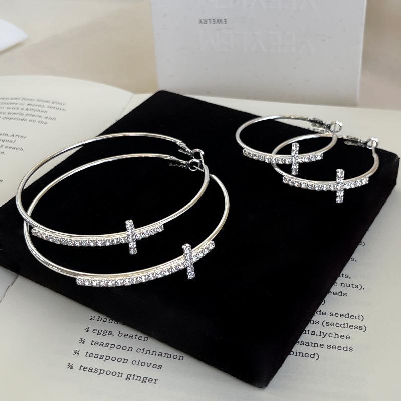 High-end Cross-shaped Earrings with Exaggerated Earlobes and Small Round Embellishments On The Earlobes.