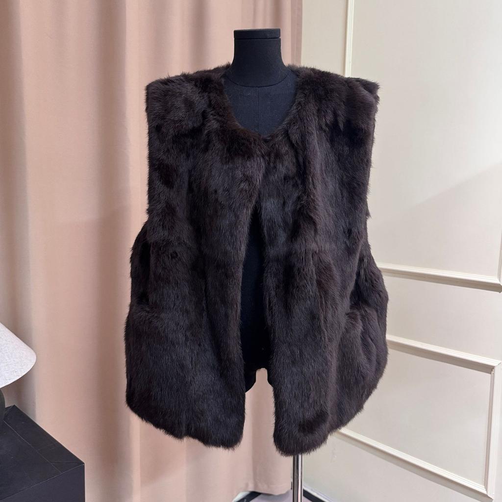 There are real shots of whole rabbit fur and fur integrated simple vest Haining fur real fur vest