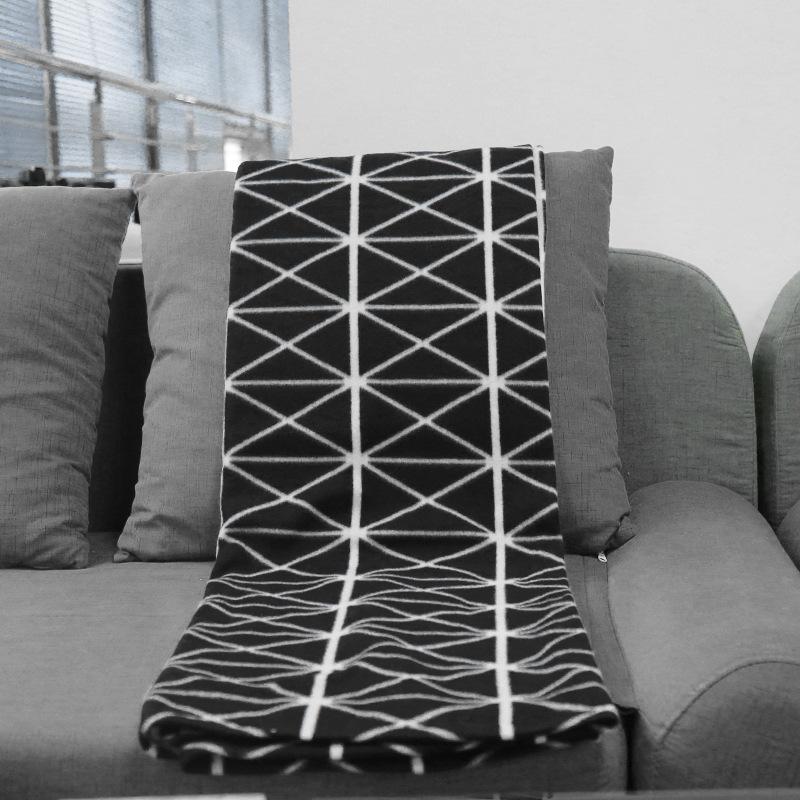 Плюшевый прямоугольный плед для офиса — фото 3