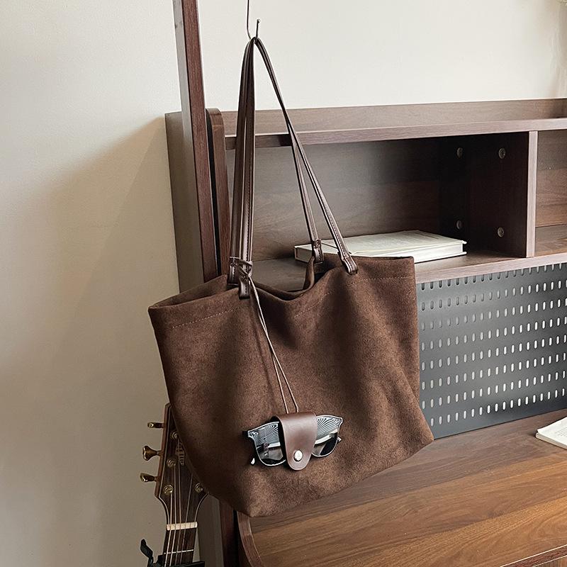 

2025 Ретро Женская Высококлассная Сумка-тоут Большой Вместимости - Универсальный Стиль Ношения Под Мышкой и на Плече 29x17x25 cm кофейный