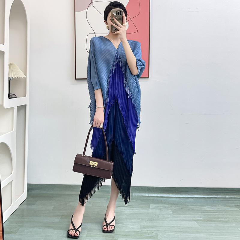 "Φόρεμα Miyake με πτυχώσεις και ντεγκραντέ φούντα - Μόδα Άνοιξης 2025, Στενή Γραμμή"