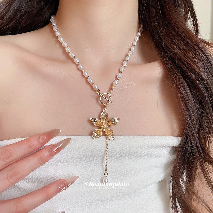 Retro Pearl Beaded Metal Pleated Flower OT Buckle Necklace Premium Niche Temperament Clavicle Chain Jewelry