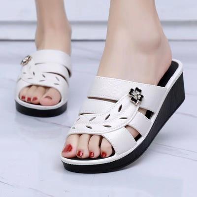 2024 Sommer Damen Hausschuhe PVC Durchbruch Hausschuhe Mittelalterliche Mama Schuhe Freizeit Sandalen Mode Plateau Keilabsatz Hausschuhe