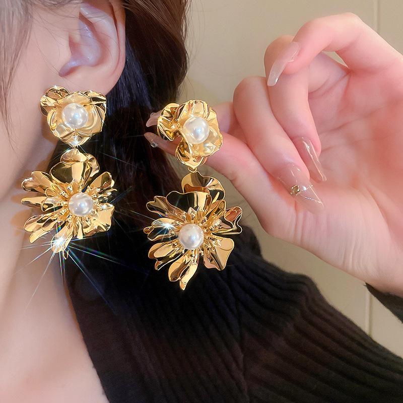 Exquisite and Shiny Earrings, Fashionable and Exaggerated, Atmospheric Earrings, Banquet Light Luxury and High-end Earrings