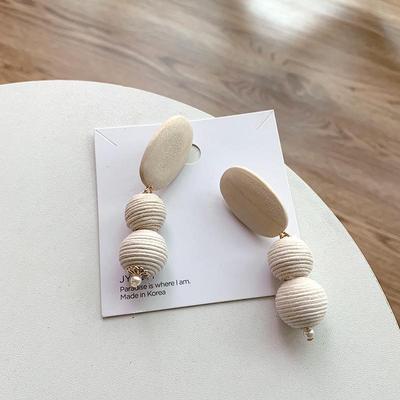Pendientes Anna SS Exagerados de Bola Blanca Trenzada de Madera – Hechos a Mano Largos Colgantes con Estilo Único