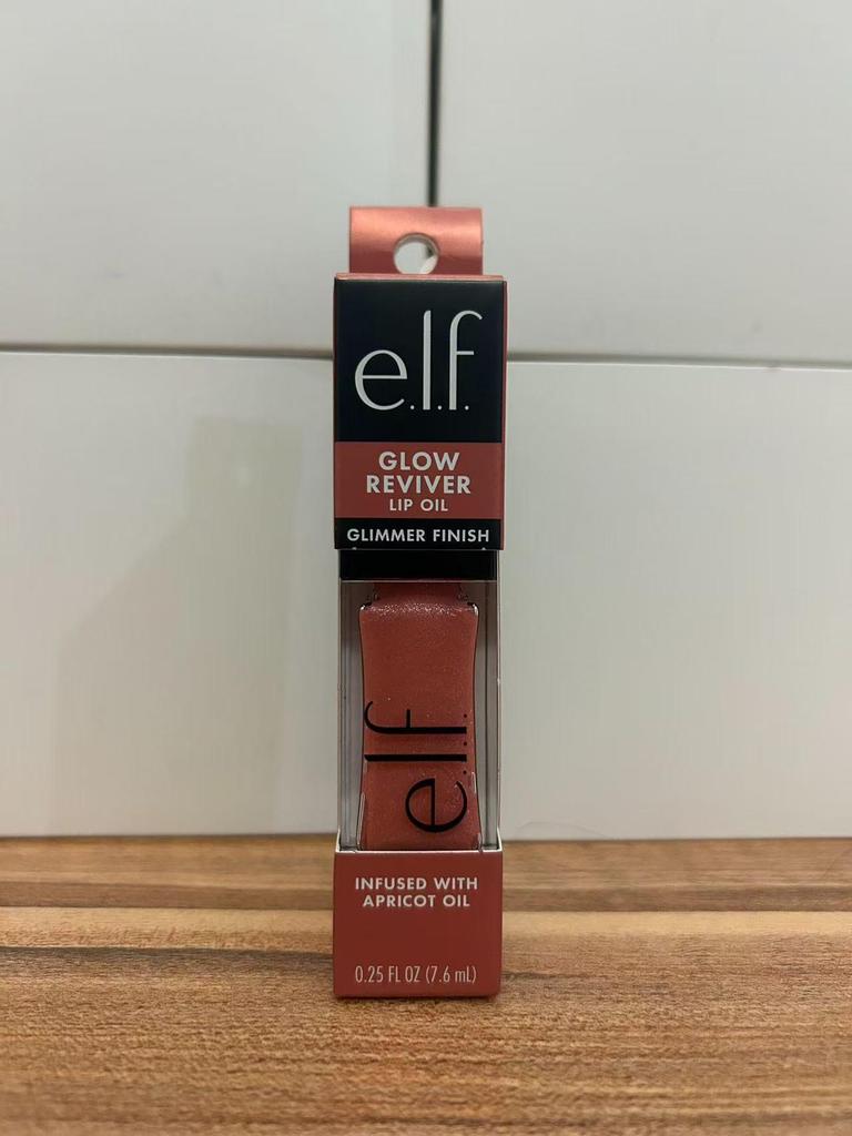 Cross Elf Farbiges Lipgloss Glow Reviver: Göttisches Wein-Lippenöl mit feuchtigkeitsspendendem und pflegendem Schimmer.