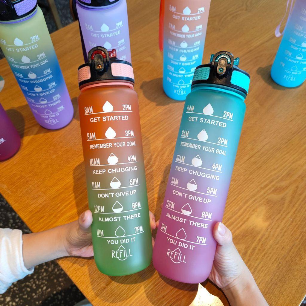 Plastik-Trinkbecher für Erwachsene mit Farbverlauf und Strohhalm für Büro und Outdoor