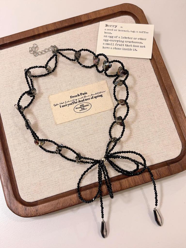 Spicy Sweet Black Beaded Bow Pendant Necklace - Personalized High-End Clavicle Chain with Exquisite Light Luxury Style
