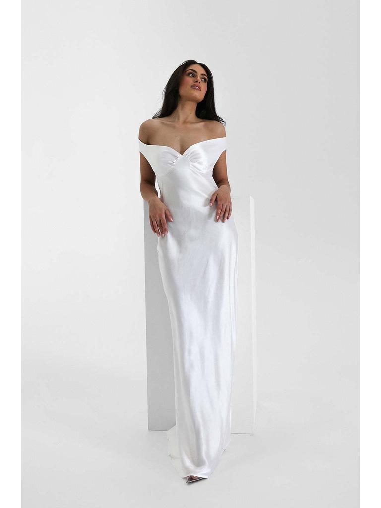 Elegante abito da sera europeo a sirena in raso con spalle scoperte, collezione 2025.