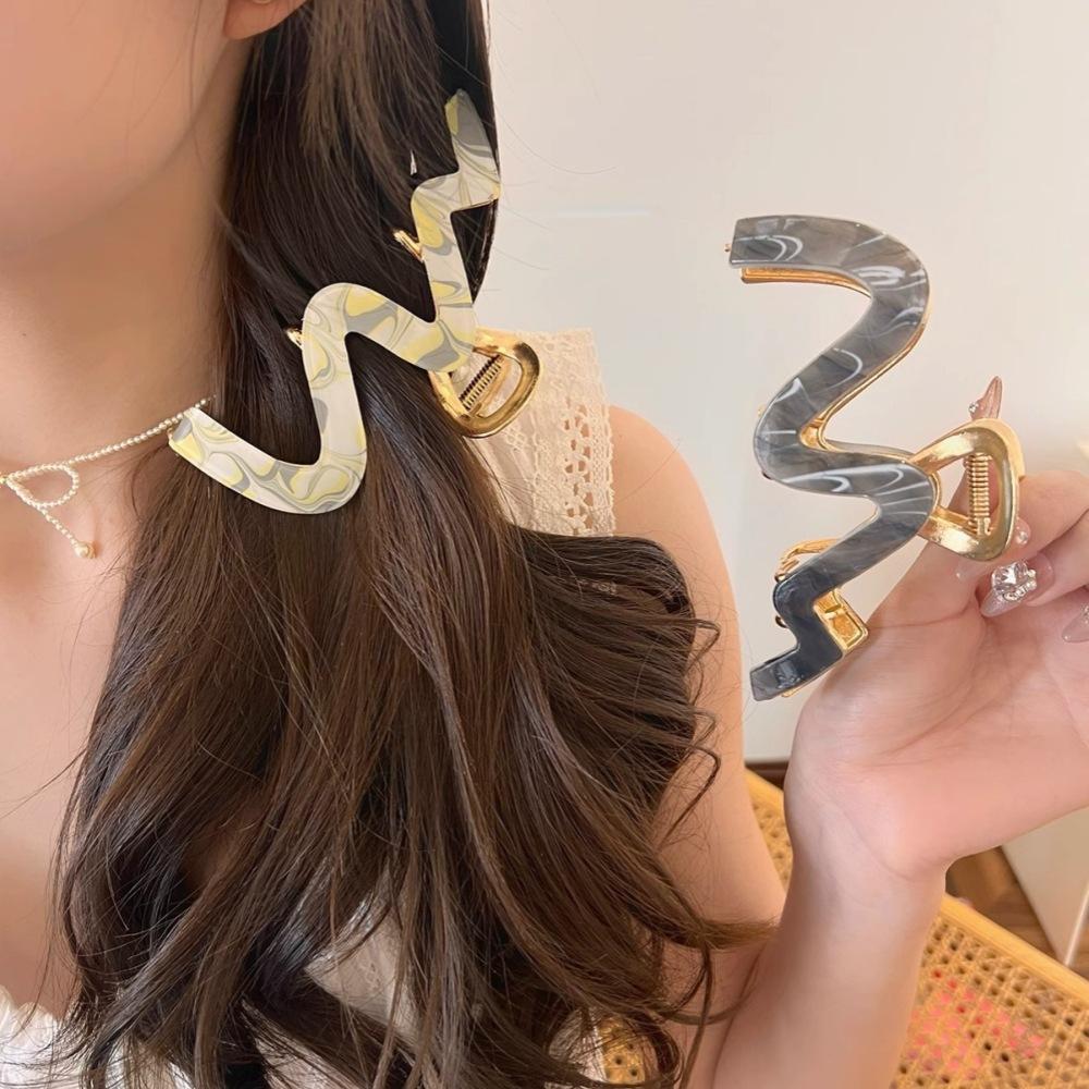 oversized metal acetic acid wave grab clip feeling heavy industry hairpin back head coil hair shark clip headgear tide