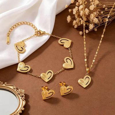 Set di Collana, Bracciale e Orecchini a Forma di Cuore Lusso Luce Dorata - Gioielli alla Moda in Acciaio di Titanio