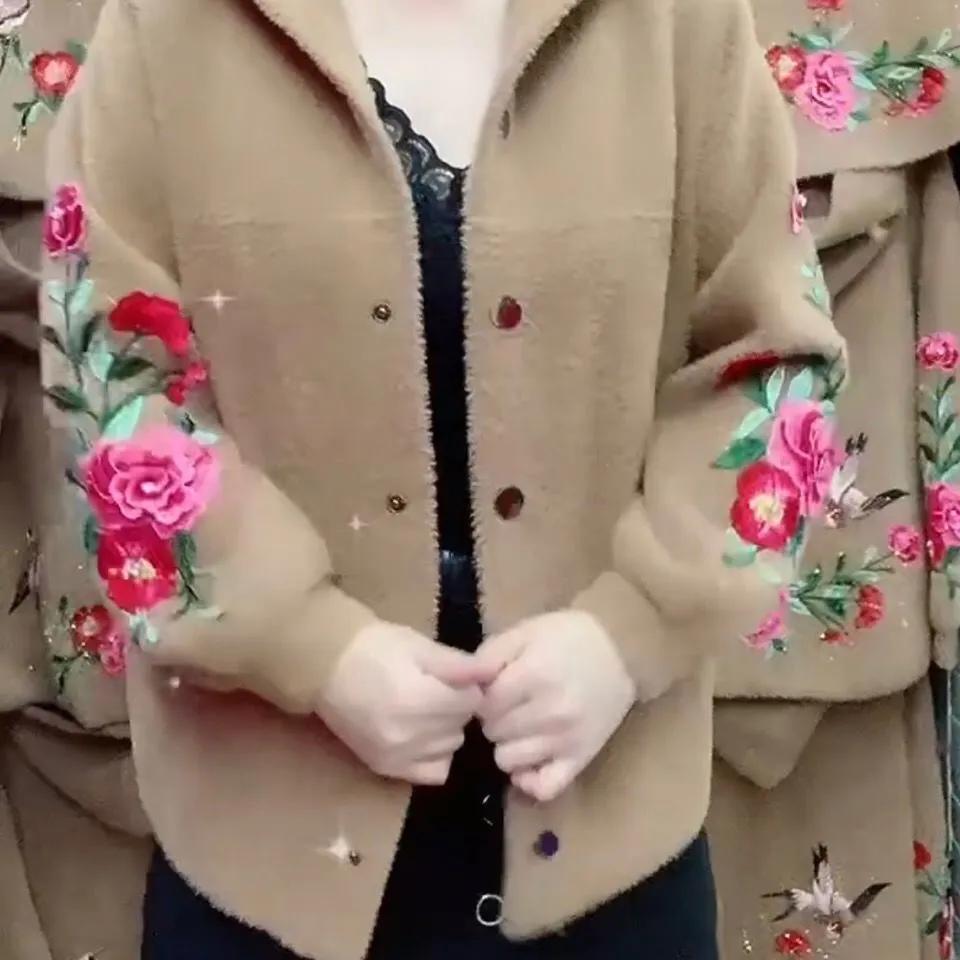 Dámská zimní krátká bunda s výšivkou květin, plus size, s límcem z umělé norkové kožešiny