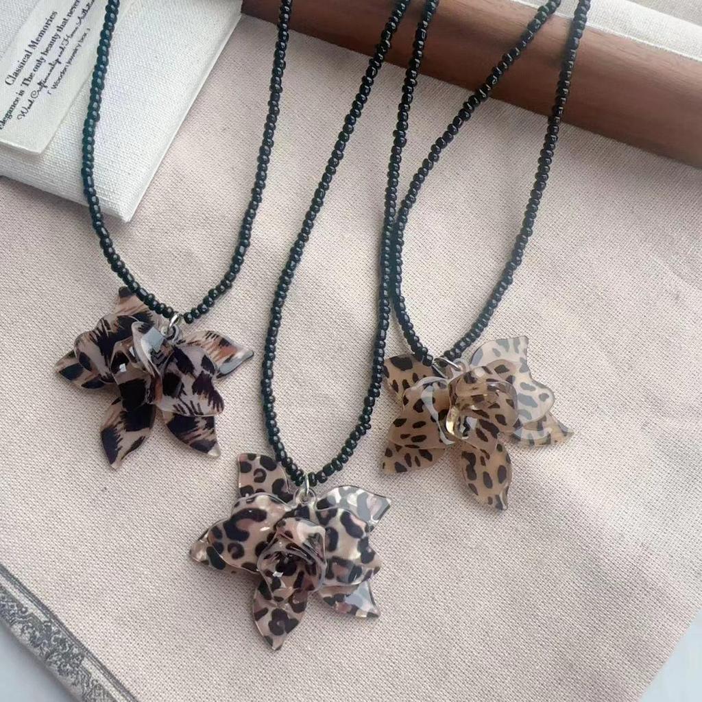 Elegante Retro-Leopardenmuster-Blumen-Anhänger-Halskette für Damen - Herbst/Winter Lange Kette Leichter Luxus-Schmuck