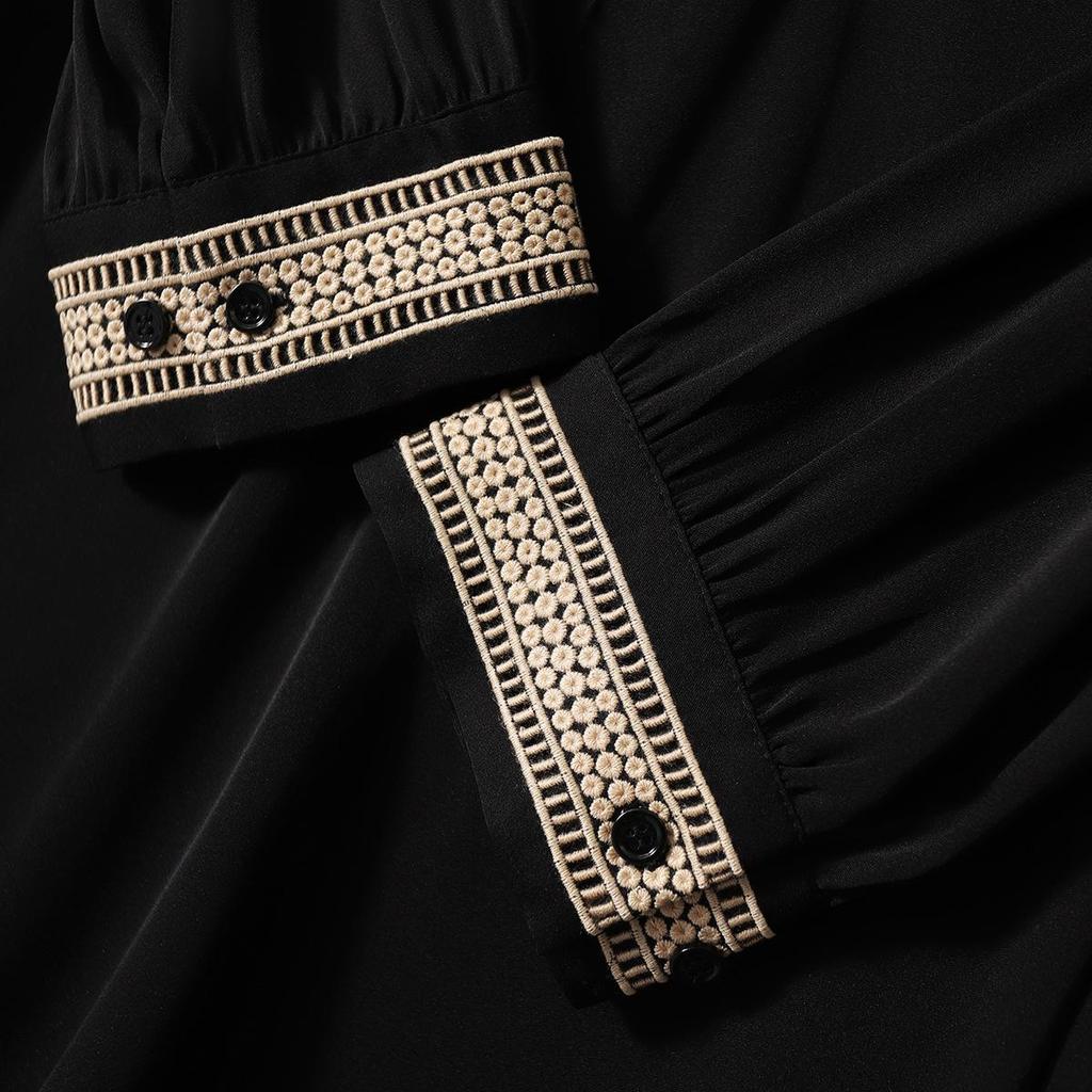 Top de Seda Negro con Cuello en V Adelgazante con Bordado Hueco - Ropa de Moda para Mujer