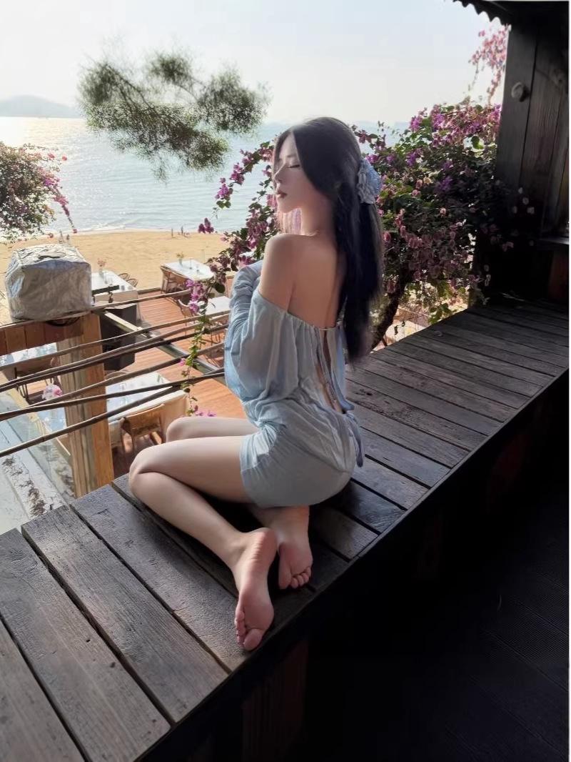 

Blue One-Shoulder Long-Sleeve Dress with Slimming Waist and Batwing Sleeves – Short, Hip-Hugging Skirt for Autumn. S синий