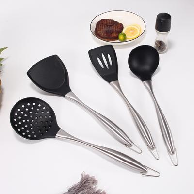 4-teiliges Küchenwerkzeugset mit antihaftbeschichtetem Spatel, aufhängbarem Silikon-Kochgeschirrset, Suppenlöffel mit Hohlgriff aus Edelstahl, Lecklöffel, Spatel