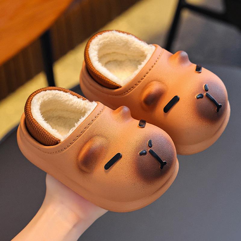 Dziecięce bawełniane kapcie antypoślizgowe Cang-Capybara: Urocze Zimowe Kapcie Indoor z Miękką Podeszwą i Zabawnym Wzorem Kupki