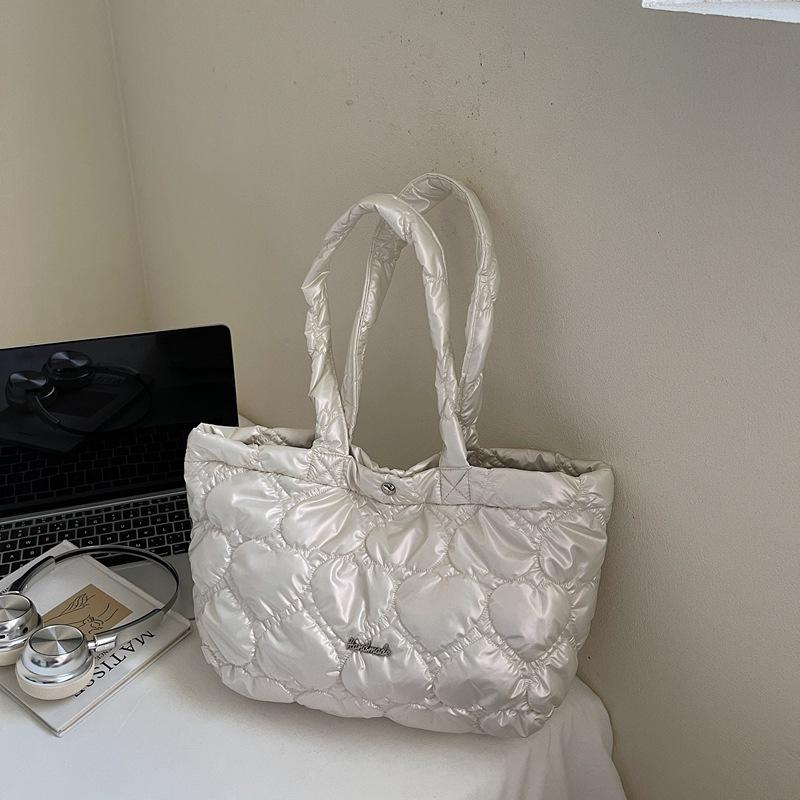 Slack Schultertasche mit großem Fassungsvermögen, neue Wolkentasche, Puff-Tragetasche, süße und niedliche Damentasche.