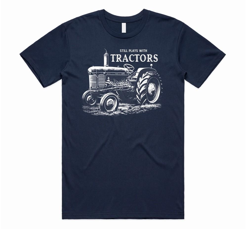 

Все еще играет с тракторами Футболка Топ Мужской Фермерский Подарок Трактор Разбрасывание M