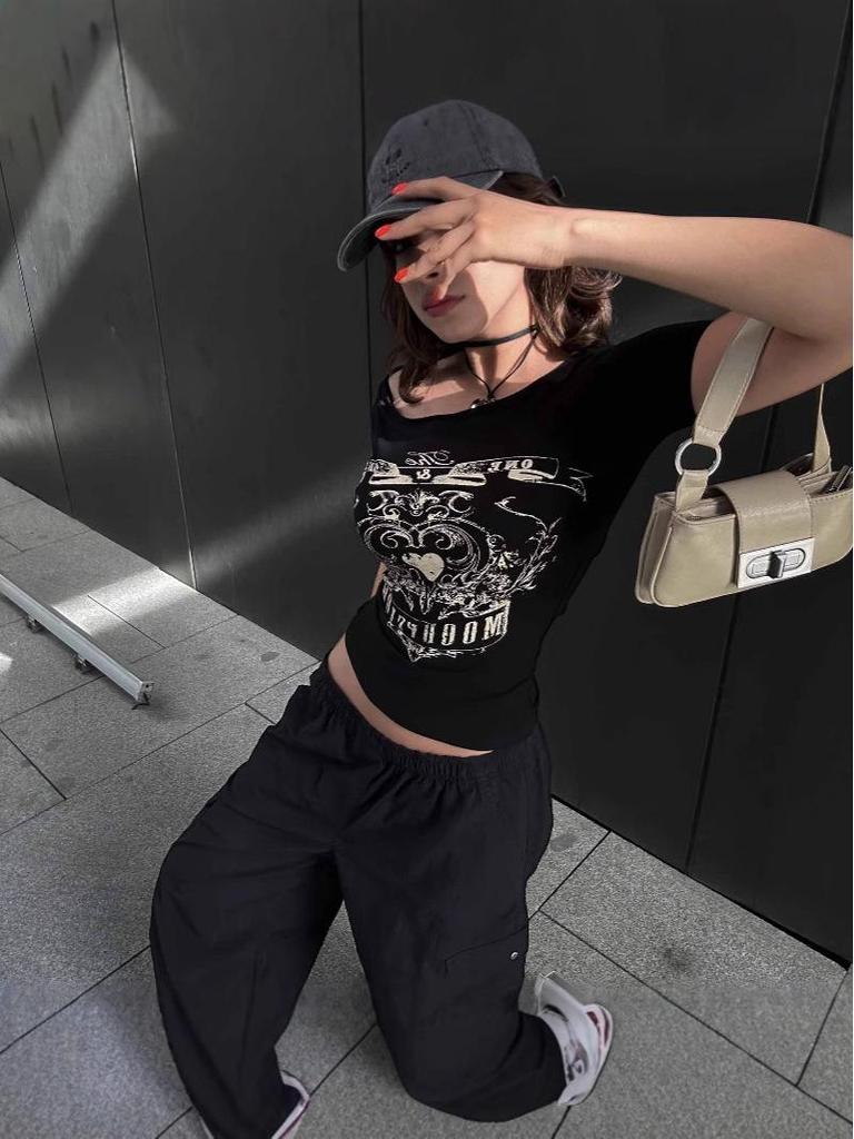 Retro Heart Print Wide Neck Slim-Fit Short-Sleeve Top