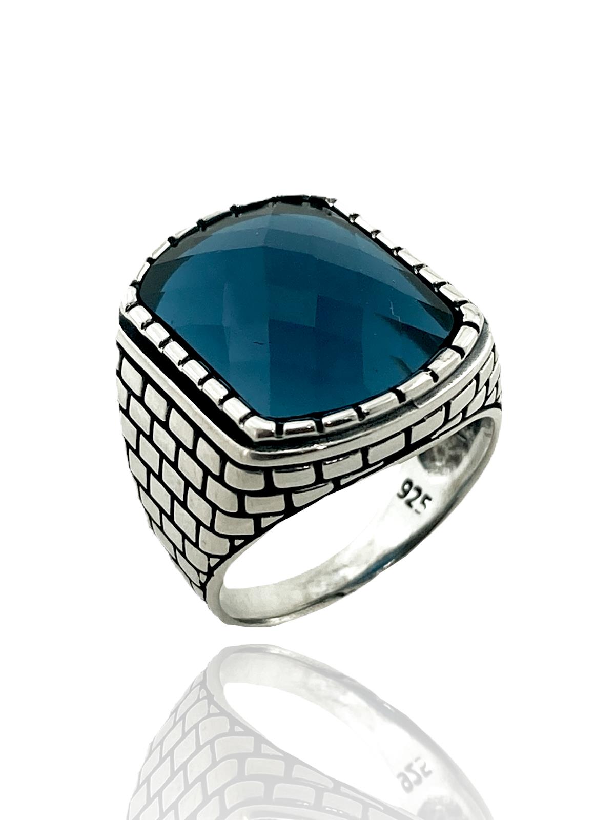 

Мужское кольцо из серебра 925 пробы с синим сапфиром и багетом