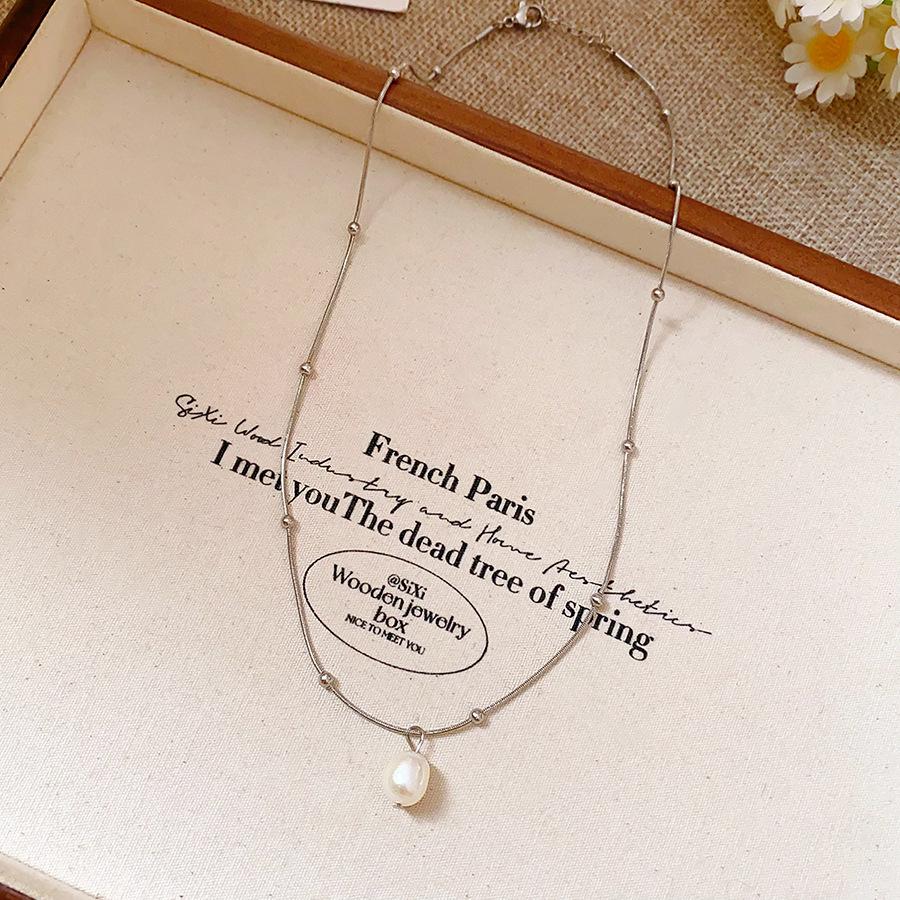 Retro Round Resin Necklace: Versatile, Fashionable High-End Clavicle Chain for Women