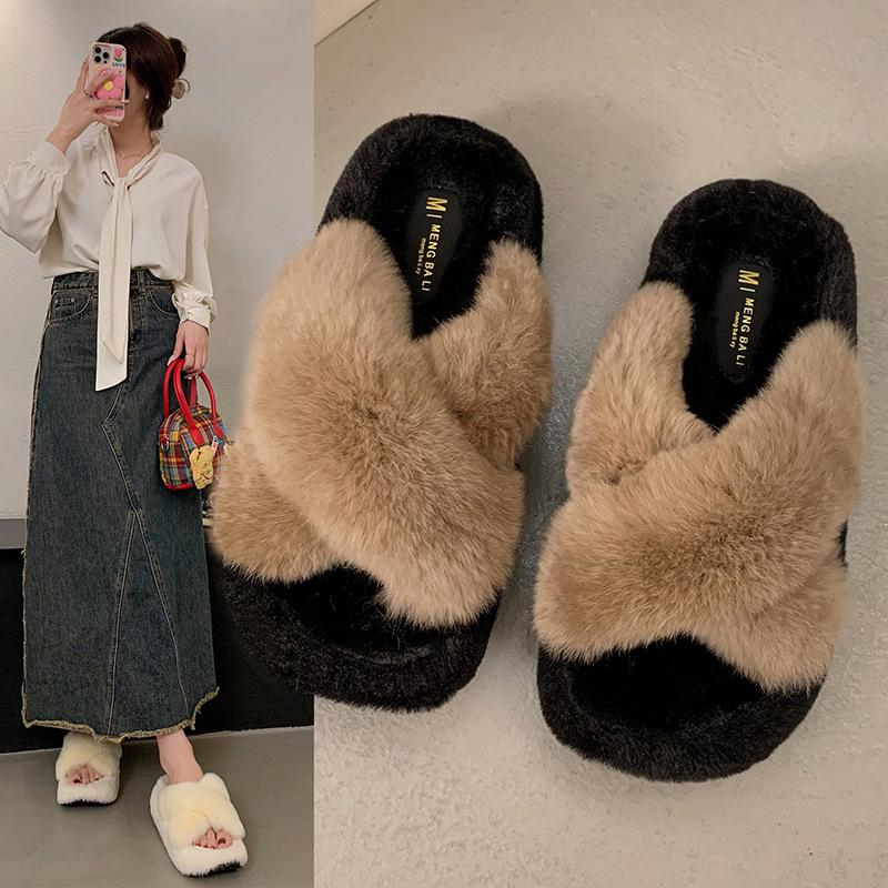 Internetskändis korsbandade fluffiga tofflor damer bär 2025 höst och vinter nya tjocka sulade höjande halkfria plysch bomullstofflor