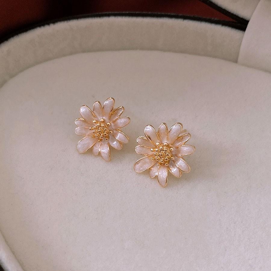 Medieval Silver Needle with Diamonds, Dripping Oil, Flower Pearl Earrings, Temperament, Court Style Stud Earrings, Light Luxury and High-end Earrings.