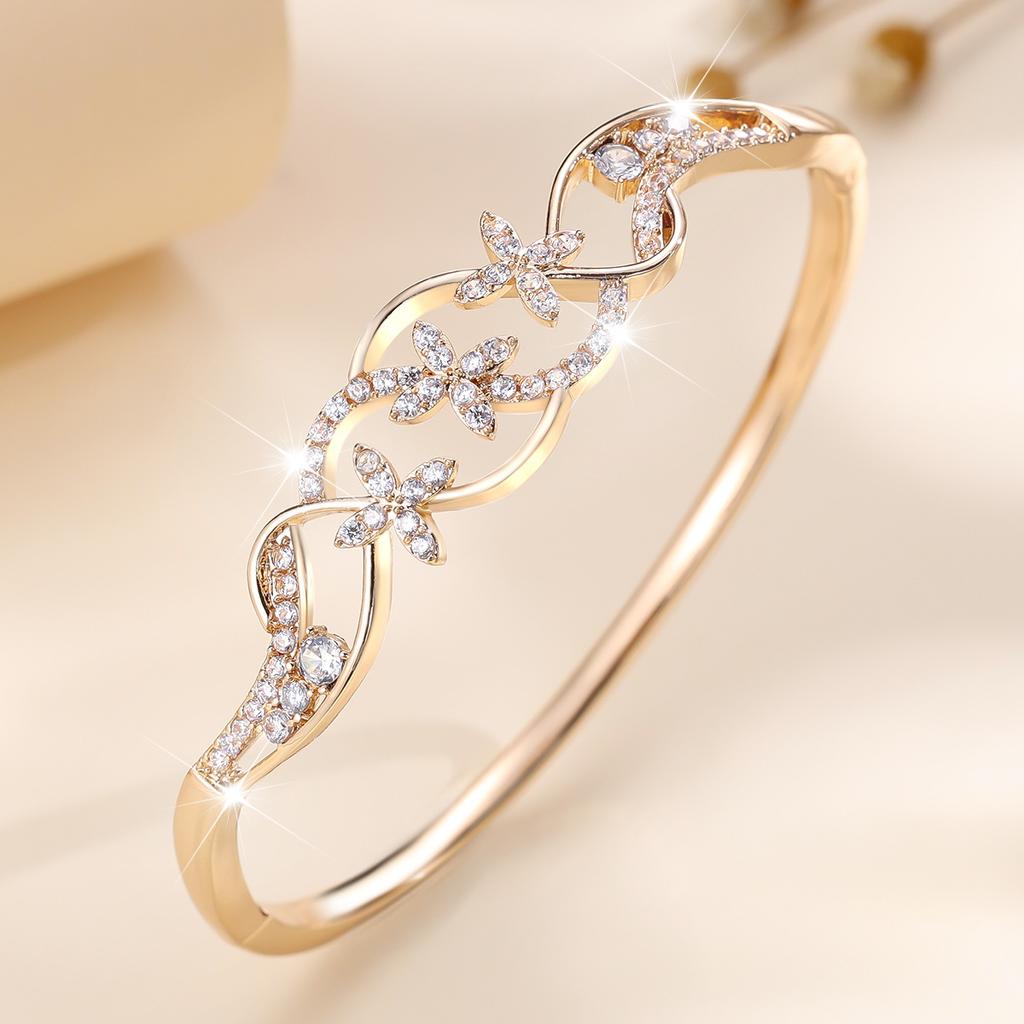 New Ladies Twist Small Flower Niche High-end Temperament Four-leaf Clover Bracelet