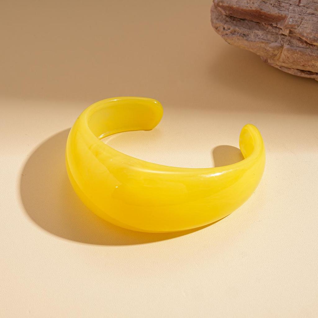 Unique Retro Resin Bracelet: Personalized Fashion Jewelry for Women