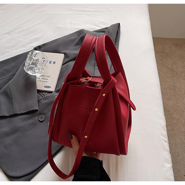 

Premium texture lychee pattern bucket women s bag 2025 new simple shoulder bag portable foreign style simple vegetable basket bag