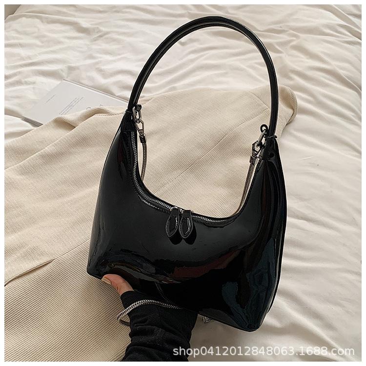 

Французская премиальная текстурированная сумка под мышкой женская сумка на плечо 2025 новая глянцевая лакированная кожаная сумочка нишевая сумочка чёрный