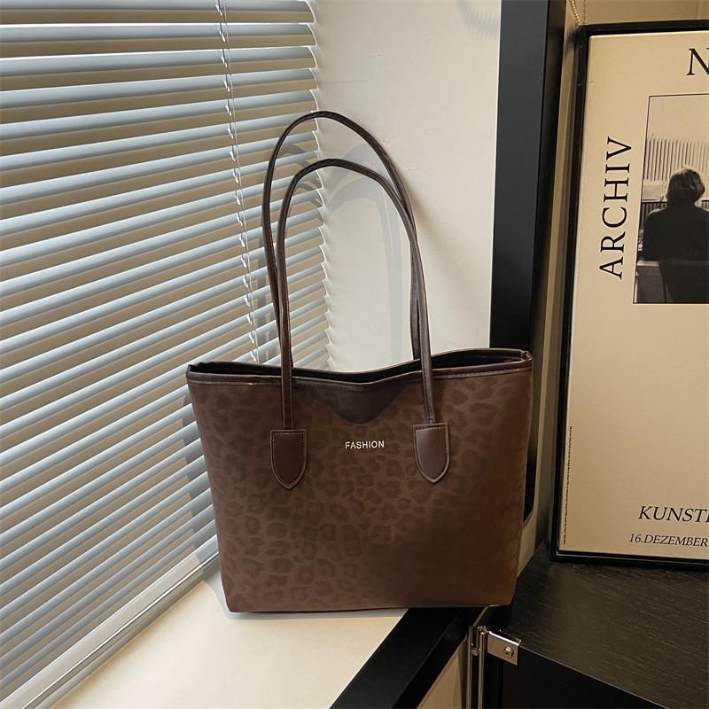 Retro Womens Tote Bag With Special Fabric And Zipper Closure For Daily Commuting And Office