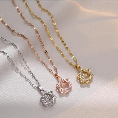 Collana di lusso leggera a sei stelle rimbalzanti con design piccolo per accessori a cuore rimbalzante Collana per collana con clavicola in acciaio al titanio da donna