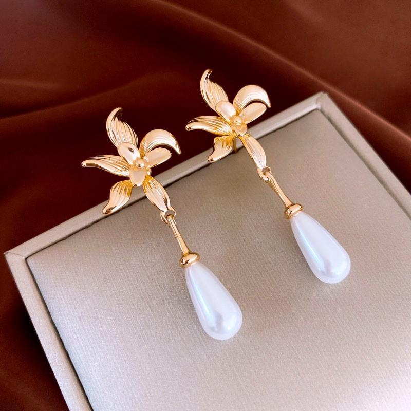 Medieval Silver Needle with Diamonds, Dripping Oil, Flower Pearl Earrings, Temperament, Court Style Stud Earrings, Light Luxury and High-end Earrings.