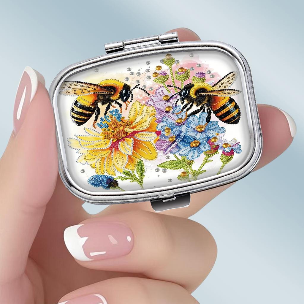 Pastillero Portátil con 2 Compartimentos, Mini Estuche Organizador de Medicamentos de Metal, Lindo Contenedor de Pastillas Impreso para Vitaminas, Pastillas, Joyas, Viajes, Uso Diario