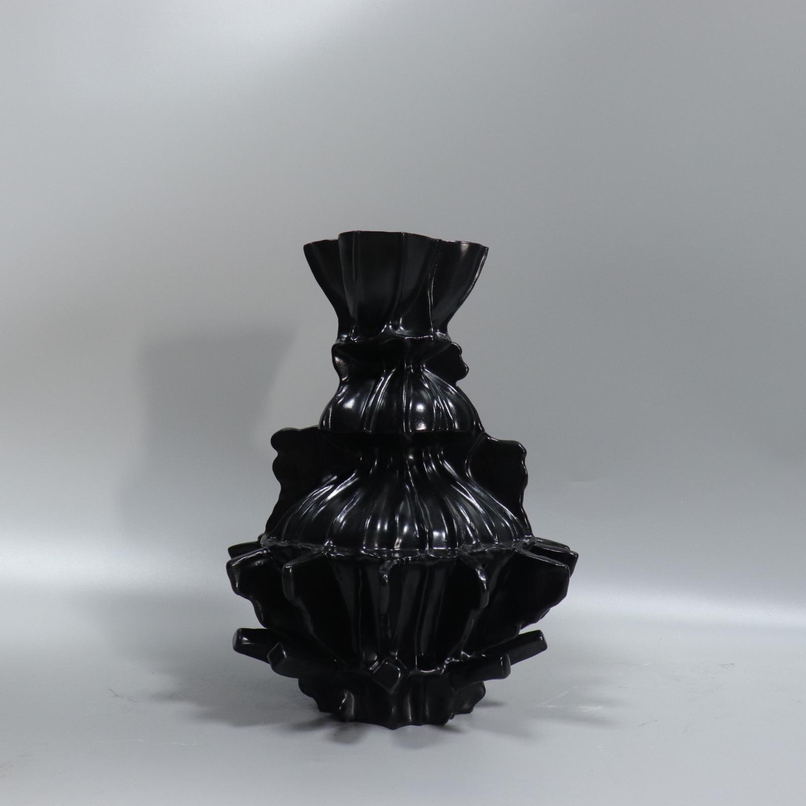 

Black Geometric Thistle Vase - Minimalist Home Decor for Living Room or Entrance 29x27x39cm чёрный/чертополох